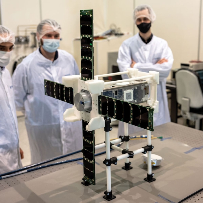 Le satellite Ness en salle blanche, au Cnes. © CNES / DE PRADA Thierry