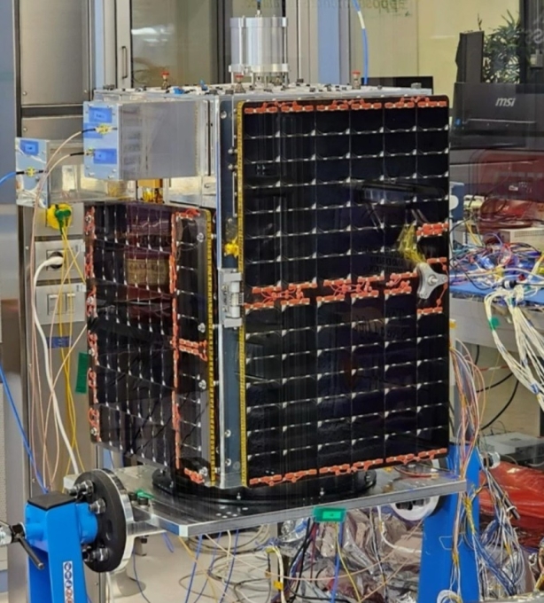 IRIDE Pathfinder Hawk satellite
